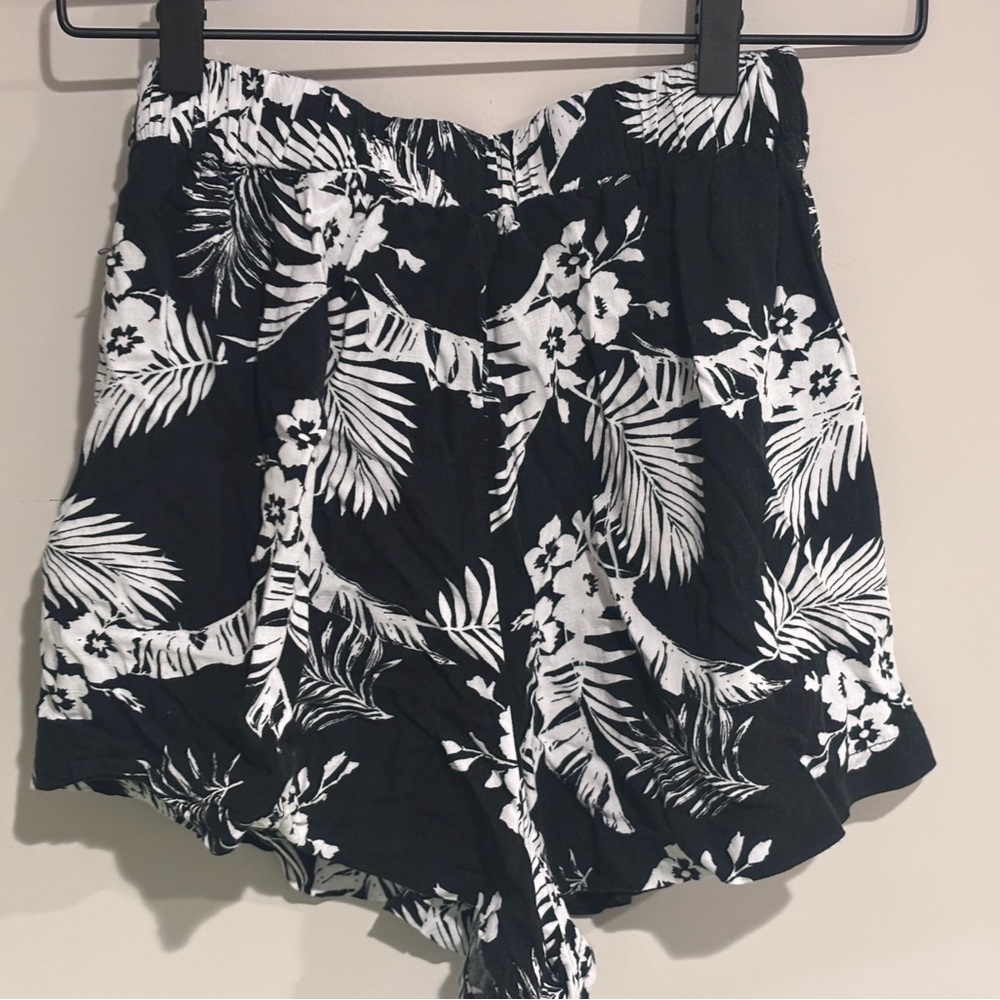 Francesca's Collections Black and White Tropical Print Shorts - Picture 2 of 11